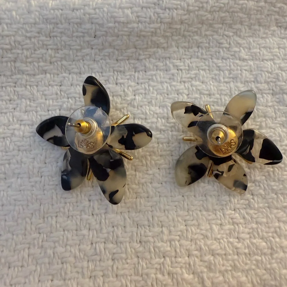 Chic Tortoiseshell Floral Statement Earrings - Gold Tone Detail - Picture 5 of 5